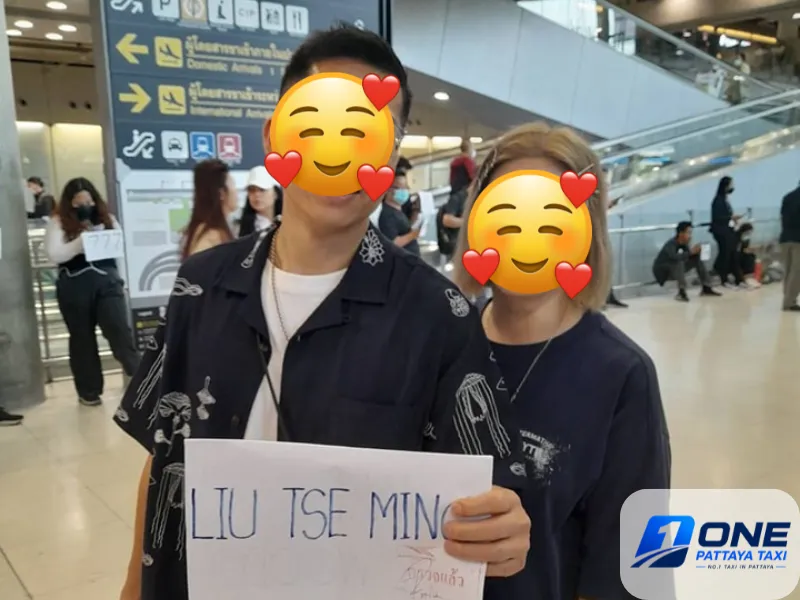 Couple booking private taxi with One Pattaya Taxi